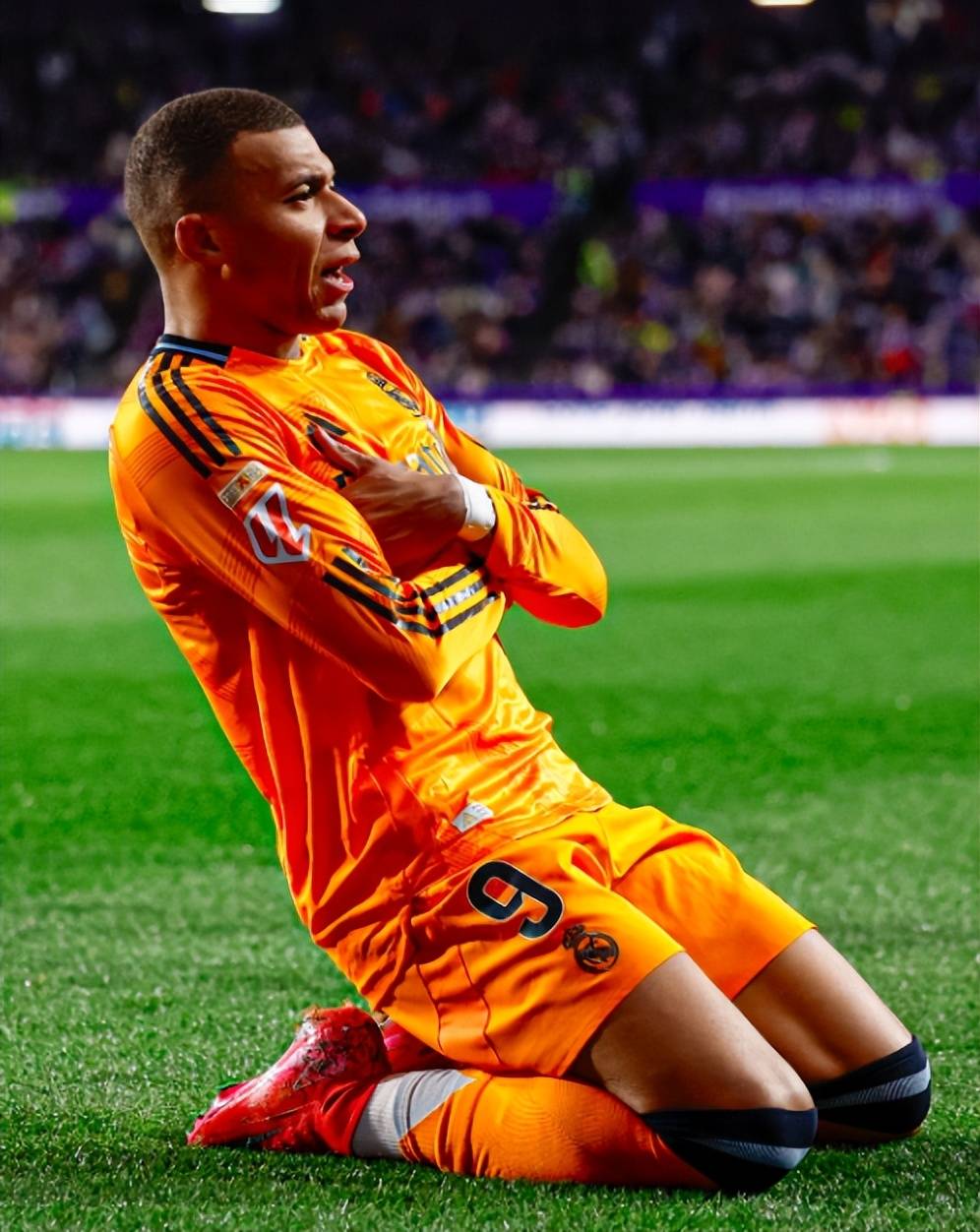  姆巴佩赛事官方发布势不可挡新规，曼联争议不断！